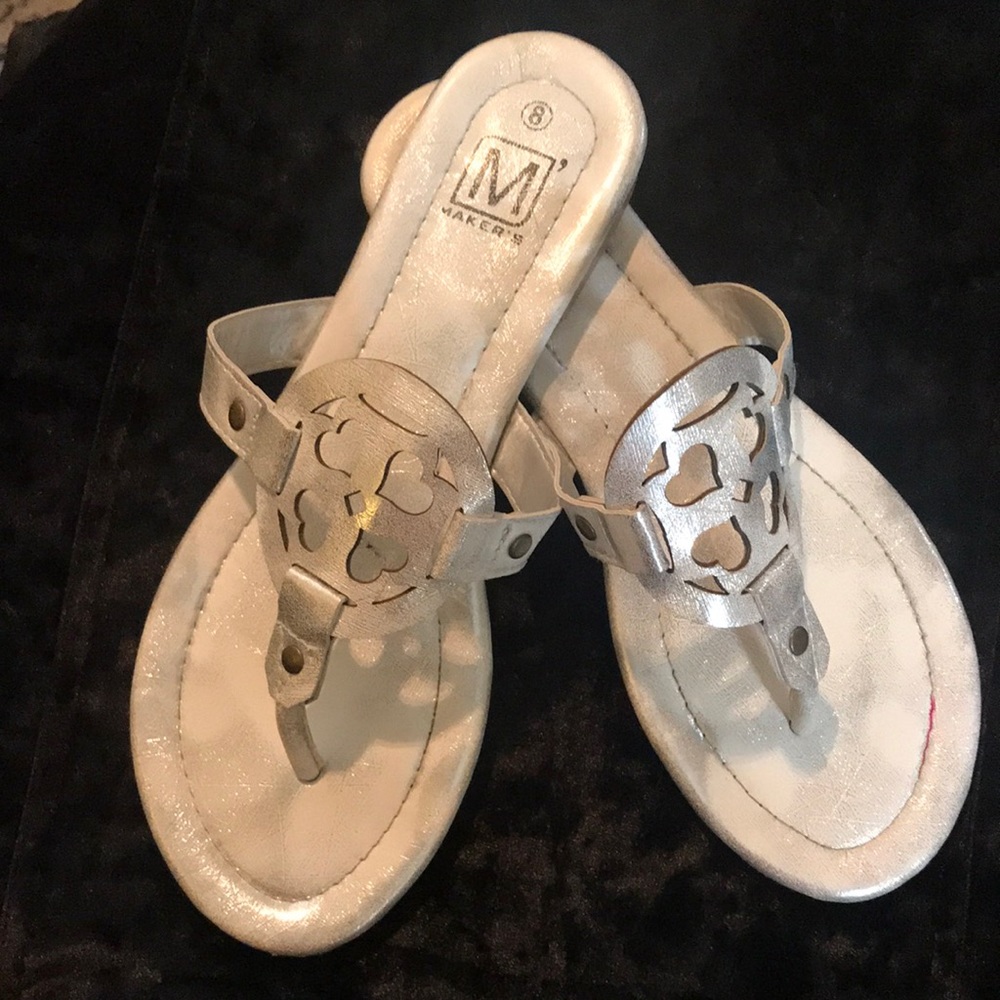 Silver sandal in size 8